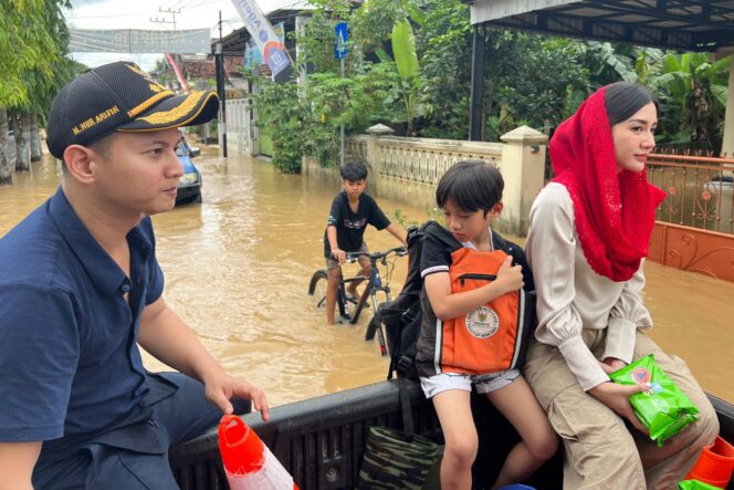 
					Novita Hardini mengajak serta anak sulungnya, Muhamad Arkan Nur Arifin meninjai korban banjir dan longsong di Trenggalek, Jawa Timur. (Foto: Istimewa)