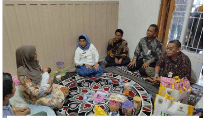 
					Pj Bupati Batang, Lani Dwi Lestari Rejki bertandang ke rumah keluarga yang melahirkan bayi berkelamin ganda, di desa Lebo, Batang, Kamis 19 Desember 2024. instagram@batanghelp