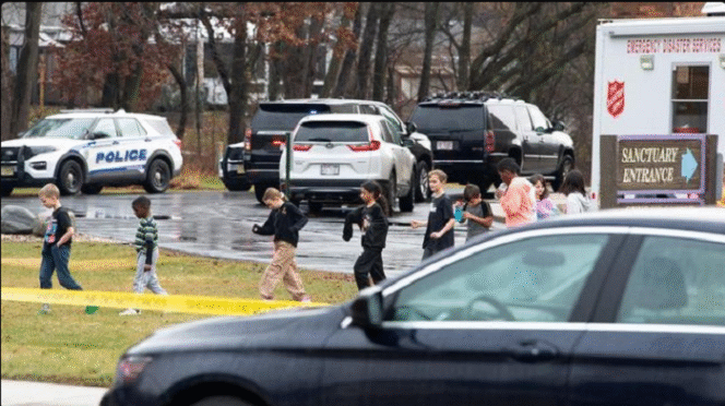 
					Para siswa dievakuasi keluar gedung, sekolah , setelah terjadi penembakan oleh remaja putri rekan sekelasnya, menyebabkan satu guru dan seorang siswas meninggal dunia di Wisconsin, Amerikan Serikat. Foto: CNN