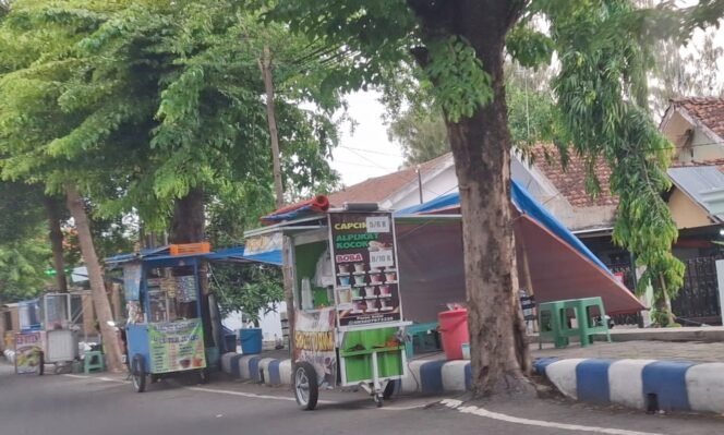 
					Salah satu Pedagang Kaki Lima (PKL) di Jl. Patimura, Jombang. Lapak mereka di Car free Night (CFN) diduga diperjualbelikan. (Foto: SWARAJOMBANG.COM/ Hadi S Purwanto)