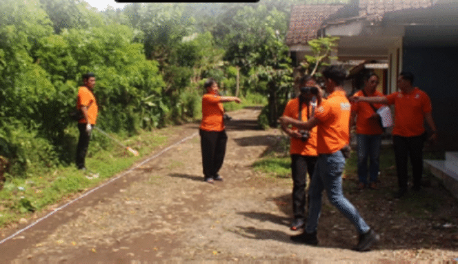 
					Tim Polda  Jawa Timur mendatangi tempat kejadian perkara (TKP) dugaan pembunuhan dan rudapaksa siswi MI Kalibaru, Banyuwangi. Tim dipimpin langsung Dirreskrimum Polda Jatim Kombes Pol Farman, Senin, 30 Desember 2024. Instagram@bwi24jam