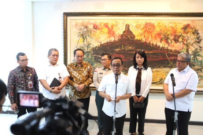 
					Menko PMK, Pratikno menyatakan pemerintah tetap berkomitmen untuk memberi solusi kepada korban kebakaran Kobon Kosong. (Foto: SWARAJOMBANG.COM/ Anwar Hudijono)