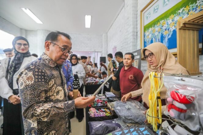 
					Menko PMK, Pratikno tengah mengamati hasil karya penyandang disabilitas. (Foto: SWARAJOMBANG.COM/ Anwar Hudijono)