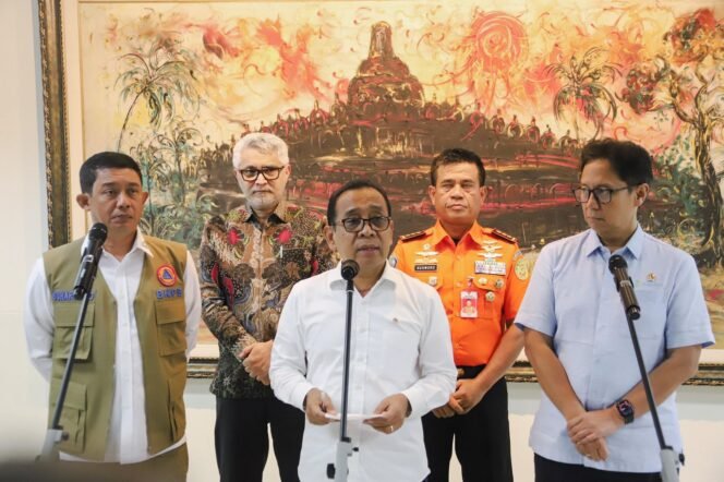 
					Menko PMK, Pratikno menyatakan Presiden Prabowo Subianto memerintahkan untuk segera mengirim bantuan kemanusiaan korban gempa di Vanuatu, Papua Nugini. (Foto: SWARAJOMBANG.COM/ Anwar Hudijono)