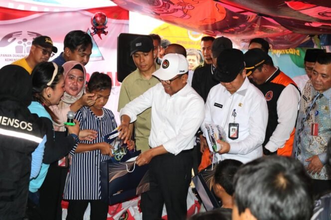 
					Menko PMK., Pratikno menyambangi korban kebakaran di Kemayoran, Jumat (13/12/2024). (Foto: SWARAJOMBANG.COM/ Anwar Hudijono)