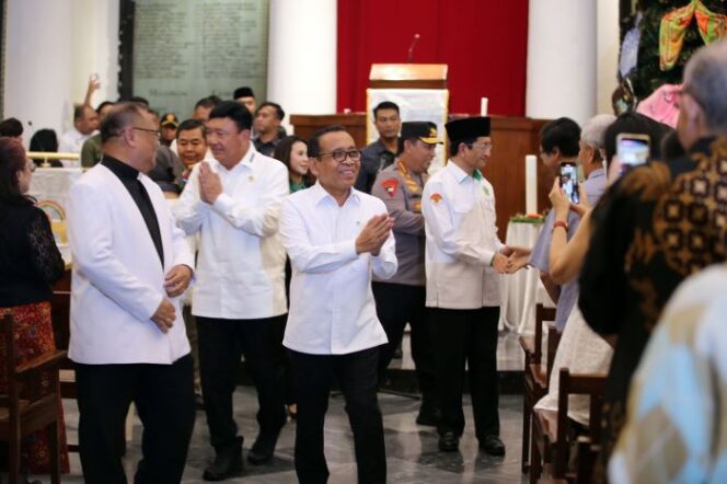 
					Menko PMK, Pratikno usai bersilaturahmi ke Katerdal didampingi Menko Polkam, Budi Gunawan, Menag Nasaruddin Umar, dan Kapolri Jenderal Listiyo Sigit Prabowo. (Foto: SWARAJOMBANG.COM/ Anwar Hudijono)
