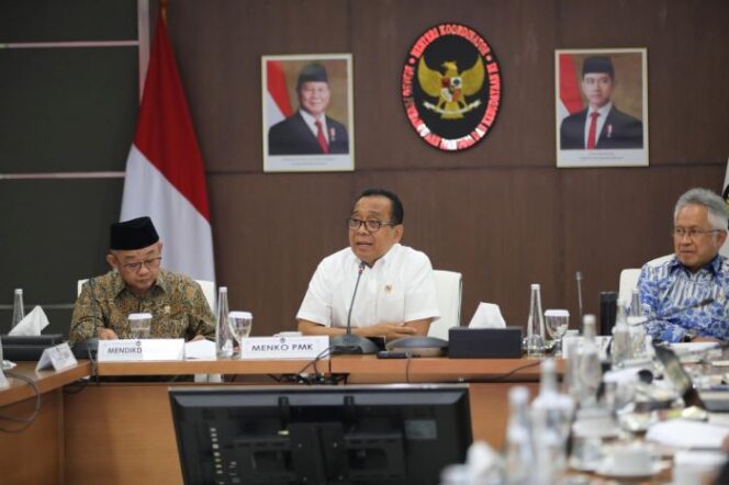 
					Menko PMK, Pratikno didampingi Menteri Pendidikan Dasar dan Menengah Abdul Mu’ti, Menteri Pendidikan Tinggi, Sains dan Teknologi Satryo Brodjonegoro, Kepala Staf Kepresidenan AM Putranto saat memberikan keterangan kepada awak media. (Foto: SWARAJOMBANG.com/ Anwar Hudijono)