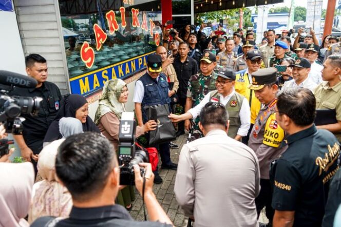 
					Menko PMK, Pratikno mengimbau masyarakat untuk tetap tertib dan tidak berlebihan dalam merayakan Tahun Baru 2025. (Foto: SWARAJOMBANG.COM/ Anwar Hudijono)