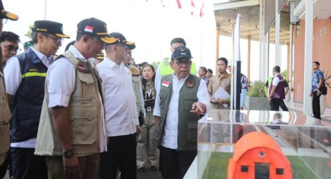 
					Menko PMK, Pratikno sedang mengecek bantuan logistik yang akan dikirim untuk korban gempa Vanuatu, Jumat (27/12/2024) (Foto: SWARAJOMBANG.COM/ Anwar Hudijono)