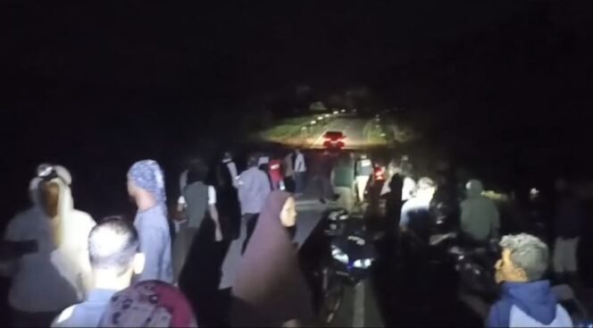 
					Bentrok antara warga Rempang dan karyawan PT Makmur Elok Graha (MEG) kembali pecah, Rabu (18/12/2024) (Foto: Tangkapan layar video warga Rempang)