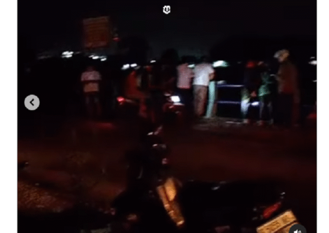 
					Warga masyarakat mendatangi pintu air Sungai Brantas di Rolak 9, Desa Lengkong, Kecamatan Mojoanyar Mojokerto. Senin malam sekitar pukul 21.00, 23 Desember 2024. instagram@updatemojokerto