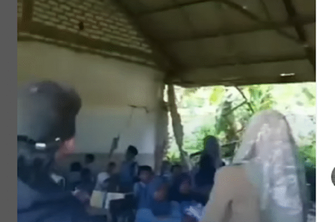 
					Beginilah kondisi kelas ruang belajar siswa di SDN Klapayan 3, kecamatan Sepulu, kabupaten Bangkalan, Madura. Tangkap layar video instagram@wecarebangkalanmadura