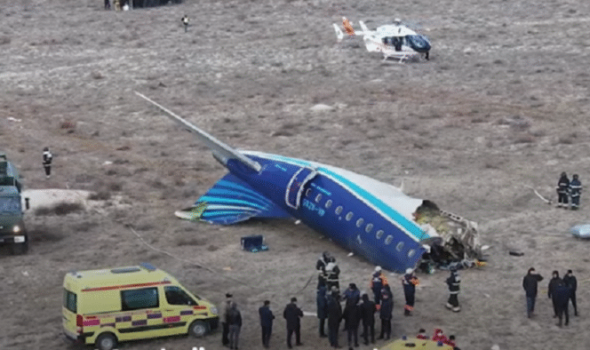 
					Potongan pesawat jenis Embraer 190, jatuh di bandara Aktau, Kashakstan. tangkap layar video youtube@GenFu