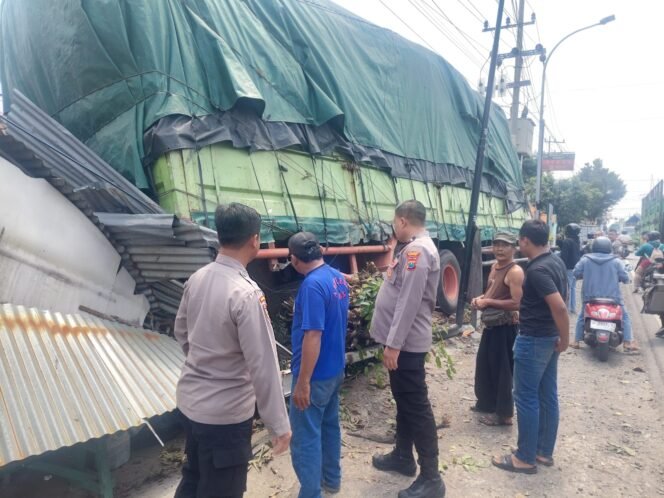 
					Kondisi truk yang mundur dan menabrak warung di Jalan raya Kedamean, Gresik. (SWARAJOMBANG.com/Adi Agus Santoso)