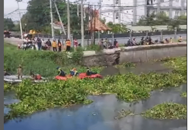 
					Setelah empat hari berjibaku  melakukan pencarian, akhirnya Tim Rescue Surabaya berhasil menemukan jasad balita RZ yang terseret arus air selokan di Wiyung. Instagram@surabayaview.id