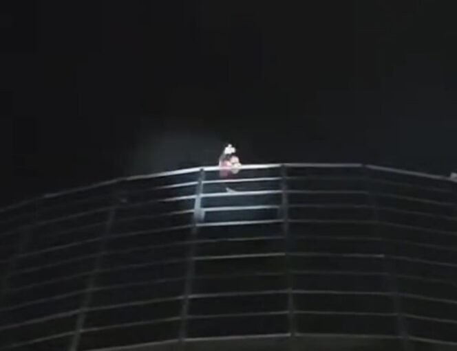 
					Tampak seseorang melambai-lambaikan tangan dari atas gedung yang terbakar di Glodok Plaza, Jakarta, Rabu (15/1/2025) (Foto: Tangkapan layar TikTok @kang.so_ra)