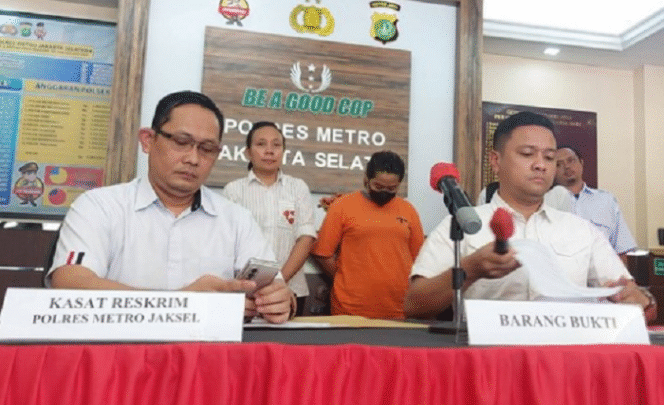 
					AKP Bintoro, saat menjabat sebagai Kasat Reskrim Polres Jakarta Selatan, menggelar konferensi pers ungkap kasus pembunuhan yang melibatkan tersangka dua anak pemilik Promedia, Arif Nugroho dan Muhammad Bayu Hartanto, Oktober 2024. Foto: Dok/istimewa