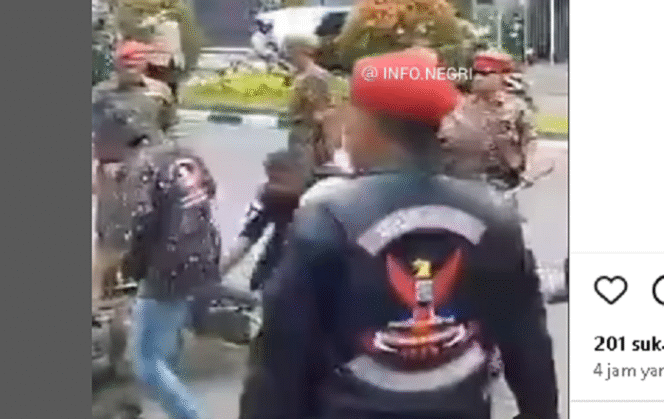 
					Sekelompok orang mengenakan seragam dan jaket GRIB melakukan serangan di sekretariat PP di  markas Pemuda Pancasila (PP) di Jalan BKR, Kota Bandung, Jawa Barat, Rabu 15 Januari 2025. instagram@info.negri