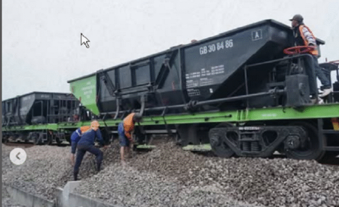 
					KAI telah melakukan pengurukan menggunakan 3.800 m3 material untuk mewnangani tanah yang menggerus bantalan kereta api di Grobogan, Jawa Tengah. Tetapi setelah diperbaikik, ternyata tanahnya tergerus lagi, akibat hujan serta luapan sungan Tuntang, Jumat malam 24 Januari 2025. Akibatanya jalur KA utara ditutup kembali. Instagram@kai121_