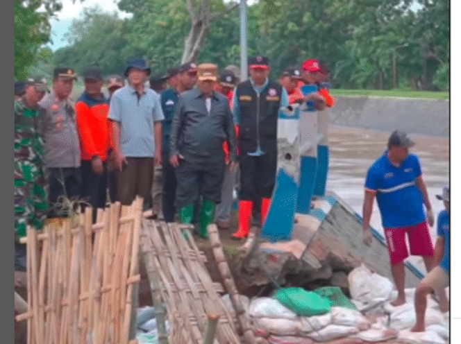 
					PJ Bupati Jombang Teguh Narutomo melakukan peninjauan langsung pembangunan tanggul yang longsor di DAM Balongsono ,desa Talun Kidul dan Dusun Ngrambe Kendalsari Sumobito, Rabu sore, 29 Januari 2025. tangkap layar video instagram@jombanginformasi_
