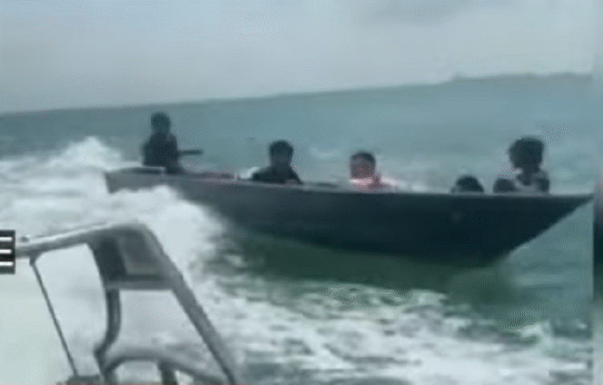 
					Inilah video yang beredar saat lima orang pekerja migran Indonesia sedang dikejar oleh Agensi Penguatkuasaan Maritim Malaysia (APMM). Mereka kemudian ditembaki, pada hari Jumat 24 Januari 2025. Instagram@TvOne