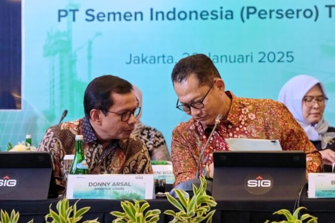 
					Foto: Istimewa
Komisaris Utama merangkap Komisaris Independen SIG, Budi Waseso (kanan) dan Direktur Utama SIG, Donny Arsal pada Rapat Umum Pemegang Saham Luar Biasa (RUPSLB) Tahun 2025 di Jakarta