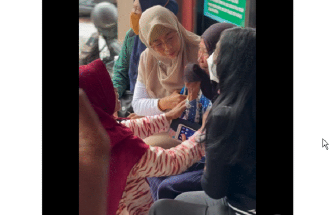 
					Ibu, bapak dan dan wali murid beratangan ke skeolah SMPN 7 Mojokerto, untuk memastikan kabar insiden 13 siswa terseret ombak di pantai Drigi, Gunungkidul, Yogyakarta, Selasa 28 Januari 2025. Tangkap layar video instagram@updatemojokerto