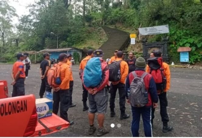 
					Tim SAR Bersama 23 Pemandu Lokal Mencari Kyung Dam Oh Warga Korsel yang Hilang di Gunung Agung