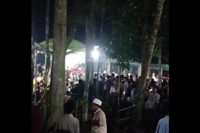 
					Doa dan Tahlil 40 Hari Meninggalnya Een Jumianti Menghadirkan KH Kholil Yasin