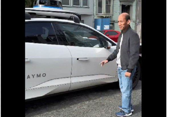 
					Mantan wakil menteri ESDM, Arcandra Tahar mengunggah pengalaman pertama kali naik taksi otonom Waymo di San Fransisco. Instagram@arcandra.tahar