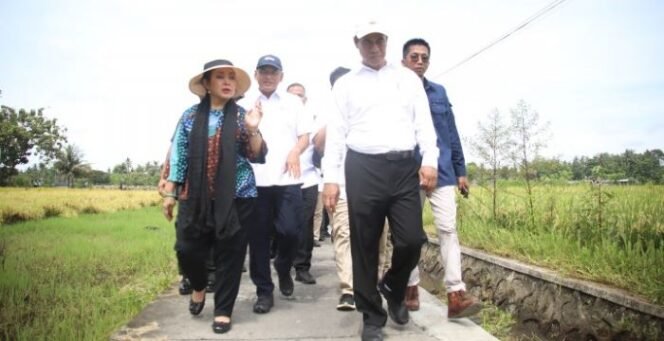 
					Menteri Pertanian (Mentan) Andi Amran Sulaiman saat mendampingi Titiek Soeharto dalam kunjungan ke Bantul, Jogjakarta, Rabu (15/1/2025) (Foto: Istimewa)