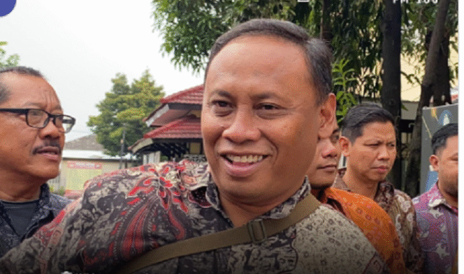 
					Camat Asemrowo Surabaya didampingi tim hukumnya melapor ke polda membawa tentang pemberitaan hoaks dirinya yang disebar ke internet. Instagram@suarasuarabayamedia