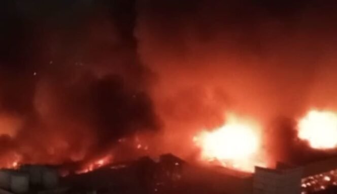 
					Situasi kebakaran di Glodok Plasa, Rabu (15/1/2025) (Foto: tangakapan layar TikTik @gakfernahfyp)