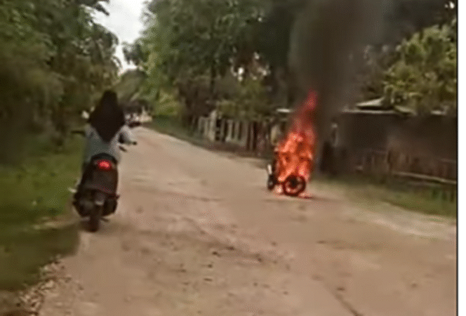 
					Motor milik guru Ahmad Nurudin pengajar SMA di pulau Kangean, dibakar oleh seorang pemuda, Senin 13 Januari 2025. Instagram@kangeanesia