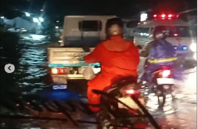 
					Wilayah Kraton Pasuruan banjir, sehingga tidak memungkinkan untuk dilalui kendaran. Halur Pantura ditutup, pengendara diminta lewat tol atau Rembang-Wonorejo Tangkap layar video instagram@ayopasuruan