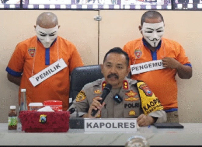 
					Kapolres Batu AKBP Andi Yudha Pranata, bersama Wakapolres Batu, Kadishub Kota Batu, Kasipidum Kejari Batu melaksanakan konferensi pers menetapkan tersangka baru terkait Laka Lantas Bus Pariwisata Rem Blong pada Rabu (8/1). Acara bertempat di Rupatama Polres Batu, Jumat, 17 Januari 2025. Tangkap layar video instagram@polresbatu.offical.
