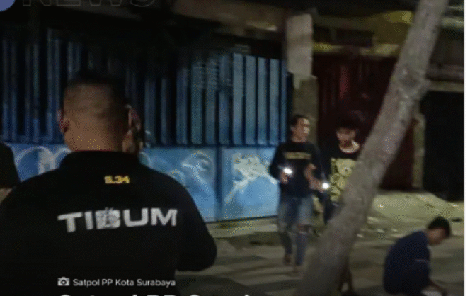 
					Warga Surabaya mulai tertular virus berburu koin jagad, sebuah aplikasi yang menyuguhkan permainan memburu koin berhasil. Instagram@satpolPP_Surabaya