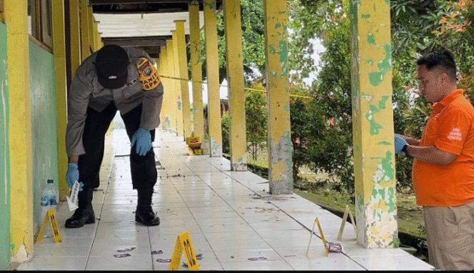 
					Petugas Polres Mojokerto tengah melakukan olah tempat kejadian perkara (TKP) di teras SDN Jatirowo 1, Dawarblandong, kabupaten Mojokerto. Dimana tiga korban menikmati minuman  beralkohor oplosan, pada hari Satu-Minggu, 25-26  Januari 2025. Foto: Viva.co.id