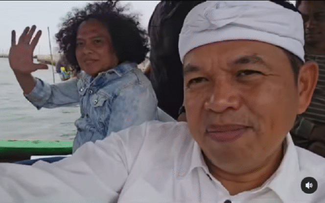 
					Inilah gerakan gubernur terpilih Jawa Barat, Dedi Mulyadi, langsung melakukan inspeksi ke lokasi area pemagaran 800 ha laut di kawasan pantai Bekasi, yang  dilakukan oleh PT Tunas Ruang Pelabuhan Nusantara dan PT Mega Agung Nusantaraoleh PT , Dedi melakukan inspeksi itu bersam pengacara perusahaan Deolipa Yumara, Jumat 24 Januari 2025. instagram@dedimulyadi71