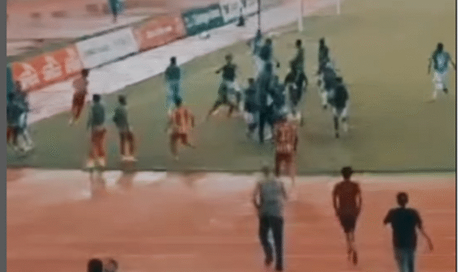 
					Gol penyeimbang 1-1, di menit 70, memicu kericuhan pertaningan antara Deltras Sidoarjo Vs Persibo (Bojonegoro), di staion Deltras Sabtu, 11 Januari 2025. Instagram@sidoarjo.id