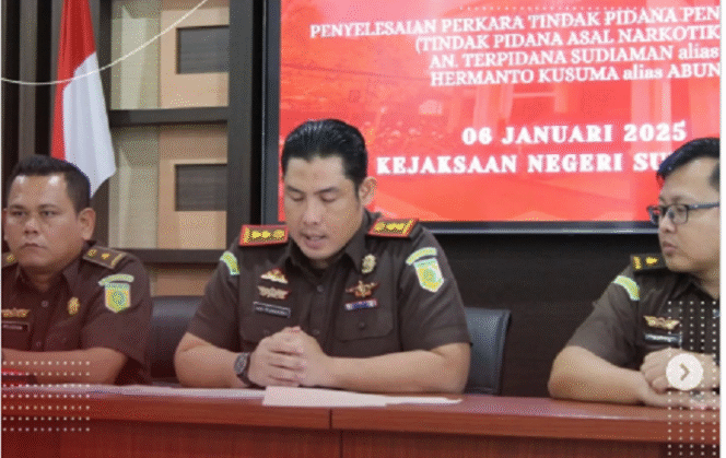 
					Kepala Kejaksaan Negeri Sumedang, Jawa Barat, Dr. Adi Purnama S.H., M.H. menggelar konferensi pers tentang harta benda terpidana mati kasus narkoba, Hermanto Kusuma alias Abun, Senin, 6 Januari 2025. instagram@kejari.sumedang