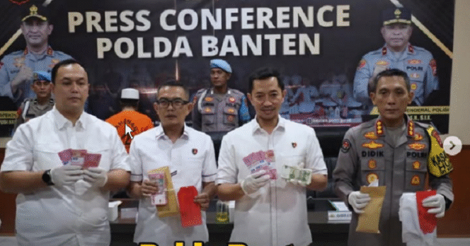 
					Dirserse Polda Banten dipimpin Kombes Pol Dian Setyawan menggelar konferensi pers terkait pengungkapan aksi seorang ustad pemilik pondok di Pandeglang, US, 48, yang mengaku mampu menggandakan uang. Ternyata uang itu palsu yang dibeli dari online Shopee. Instagram@humaspoldabanten