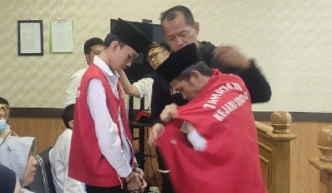 
					Petugas pengadilan membuka baju tahanan kedua terdakwa kasus narkoba, Apriana Bastian alias Apri dan Yoseph Daya Subakti. Ketua majelis Hakim irianto menjatuhkan hukuman mati kepada mereka berdua, Kamis 9 Januari 2025. Foto: Istimewa. Foto:istimewas/seru.co.id