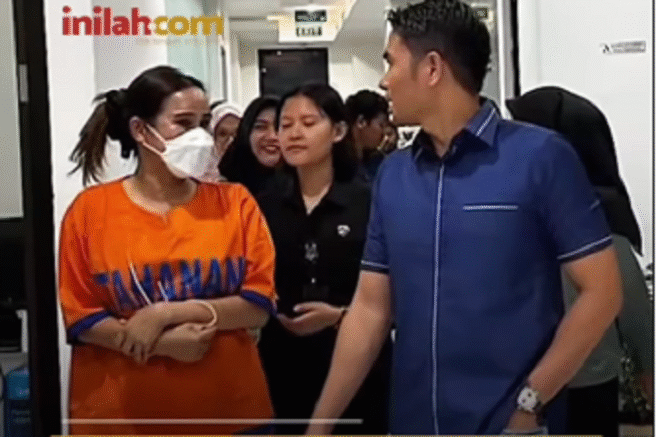 
					Direskrimsus Polda Jatim melakukan penahanan terhadap Isa Zega, dikenal sebagai trangender, karena menyerang kehormatan Shandy Permatasari istri Juragan 99. Tangkap layar video instagram@inilahcom