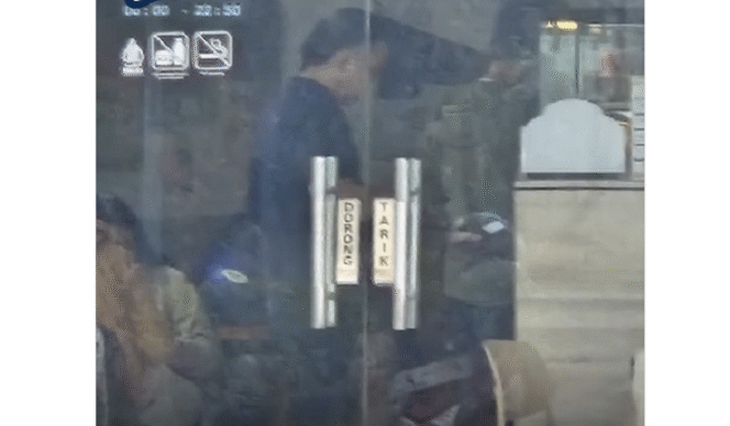 
					Inilah foto hasil tangkap layar video yang muncul di akun instagram@portaljtv,com. Tampak seorang pria yang mirip tersangka Ivan Sgianto sedang berada di sebuah kafe, Instagram@portaljtv.com