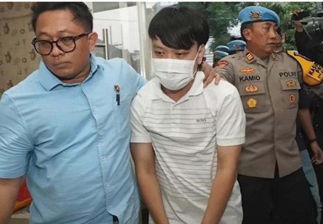 
					Polisi mengamankan Ivan Sugianto, tersangka kasus gonggongan anjing yang viral. Foto: antaranews