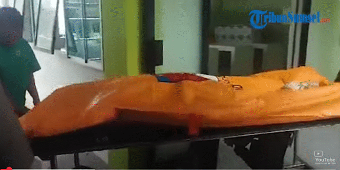 
					Janazah H Jen dibawa ke RSUD dr Soebandi, untuk mendapatkan visum, Senin 27 Januari 2025. tangkap layar video Youtube@tribunnews