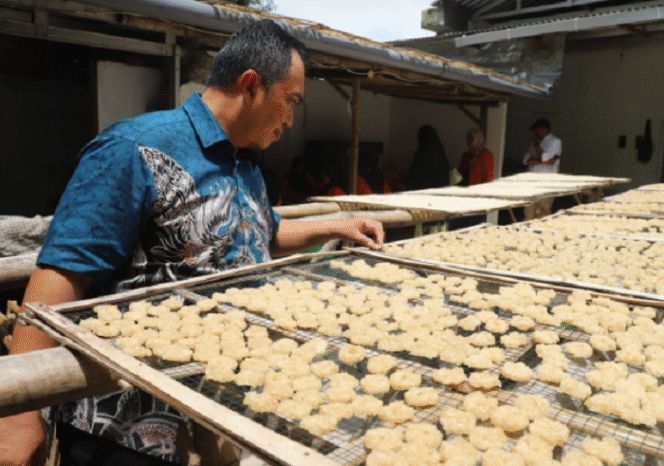 
					Pj Bupati Jombang tengah memeriksa rengginang Jabon, salah satu komoditi hasil UMKM Jabon yang bakal dikirim ke Brunei Darussalam, Sabtu 18 Januari 2025. Foto: jombangkab.go.id