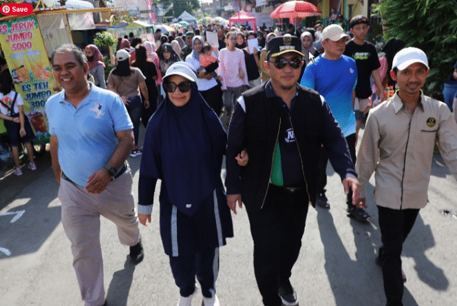 
					Pj Bupati Jombang, Teguh narutomo bersama istri Ny. Irnie Victorynie Teguh Narutomo melangkah bersama tokoh muda dari Kopura dalam acara pembukaan Car Free Day (CFD) Brantas Utara, Ploso Jombang, Minggu 19 Januari 2025. Foto: jombangkab.go.id