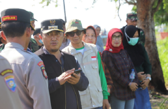 
					Pj Bupati Jombang, Teguh Narutomo meninjau langsung lokasi tambang galian C di desa Bugasur, Gudo, yang berbatasan dengan wilayah kabupaten Kediri, Minggu 19 Januari 2025.  Ternyata memang tidak ada izin, sehingga Teguh secara tegas menyatakan harus ditutup. Foto: jombangkab.go.id